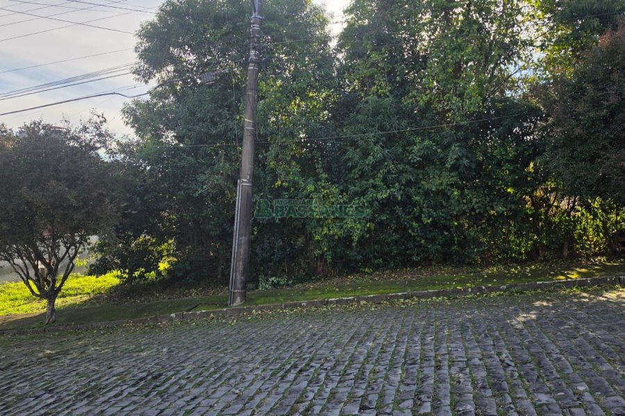 Terreno com 801m², no bairro Cinqüentenário em Caxias do Sul para Comprar