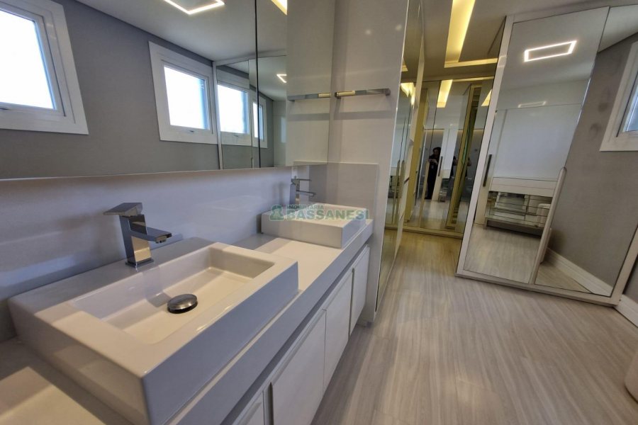 Apto Mobiliado com 165m², 3 dormitórios, 3 vagas, no bairro Panazzolo em Caxias do Sul para Alugar