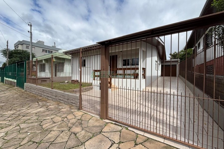 Casa com 190m², 3 dormitórios, 3 vagas, no bairro Rio Branco em Caxias do Sul para Alugar