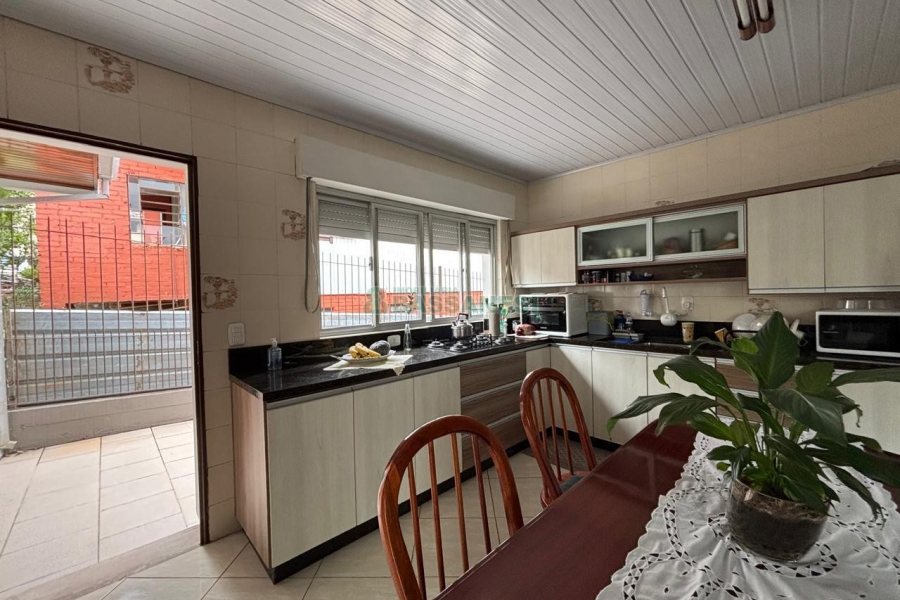 Casa com 190m², 3 dormitórios, 3 vagas, no bairro Rio Branco em Caxias do Sul para Alugar