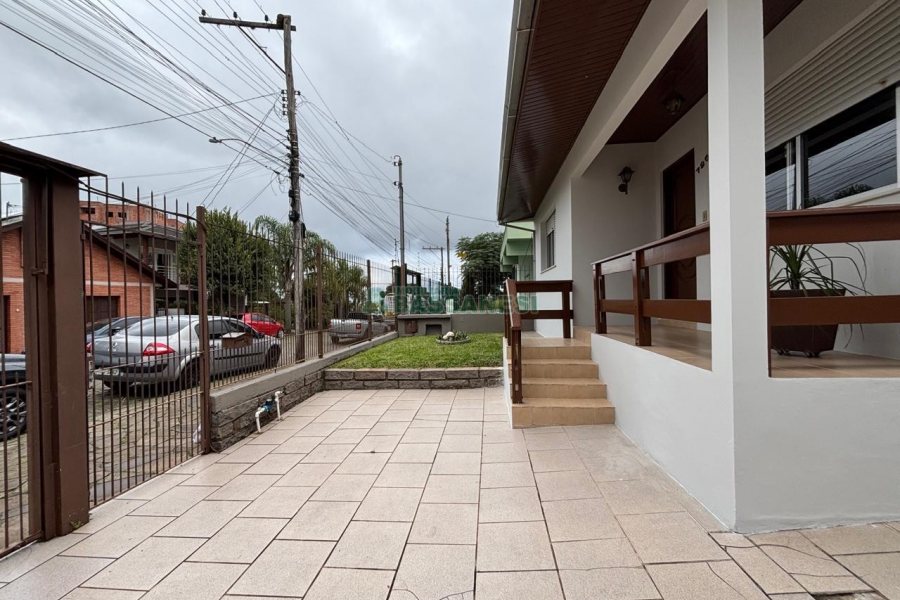 Casa com 190m², 3 dormitórios, 3 vagas, no bairro Rio Branco em Caxias do Sul para Alugar