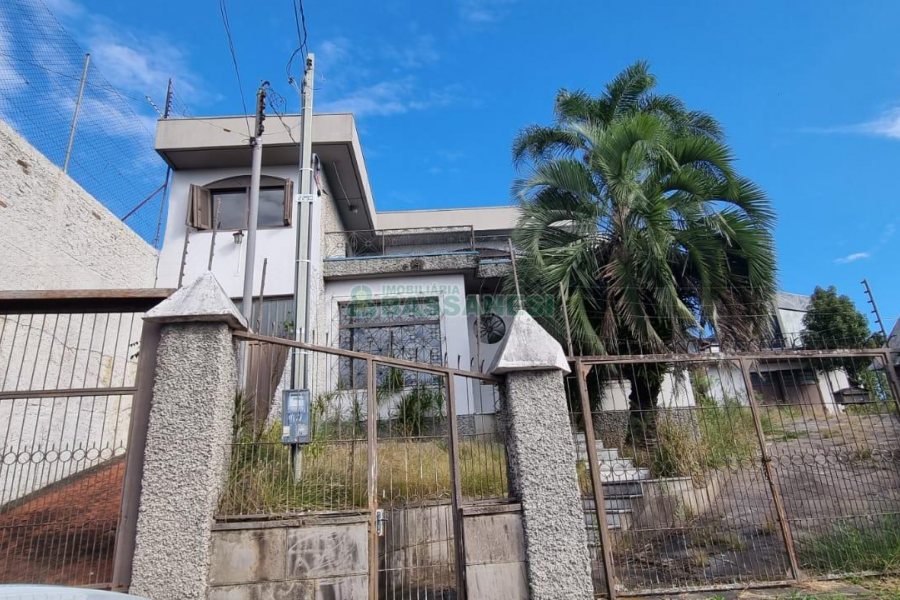 Casa com 287m², 5 dormitórios, 2 vagas, no bairro Kayser em Caxias do Sul para Comprar