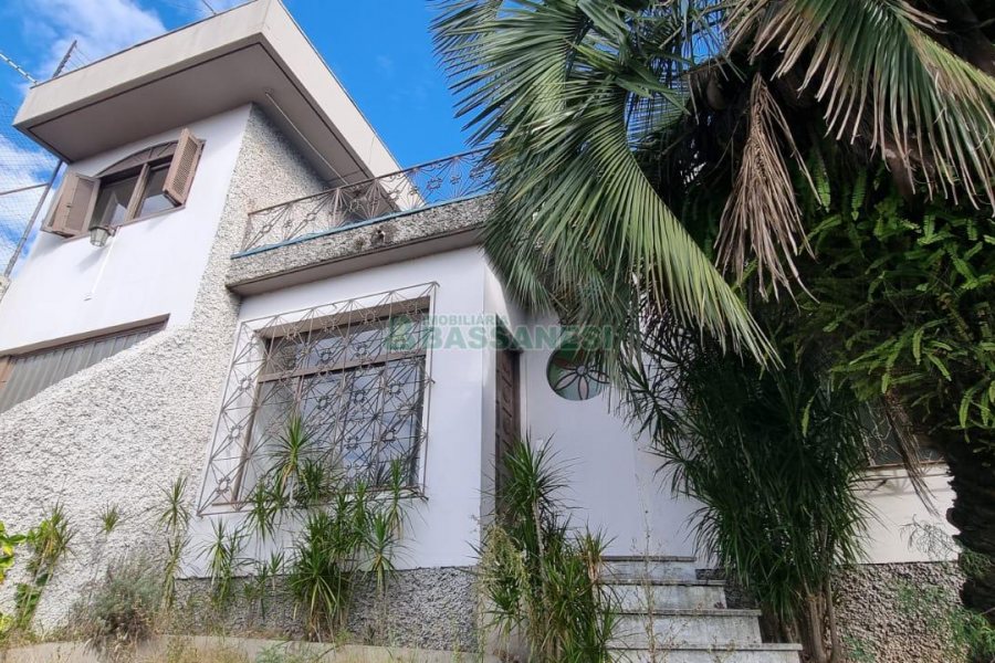 Casa com 287m², 5 dormitórios, 2 vagas, no bairro Kayser em Caxias do Sul para Comprar