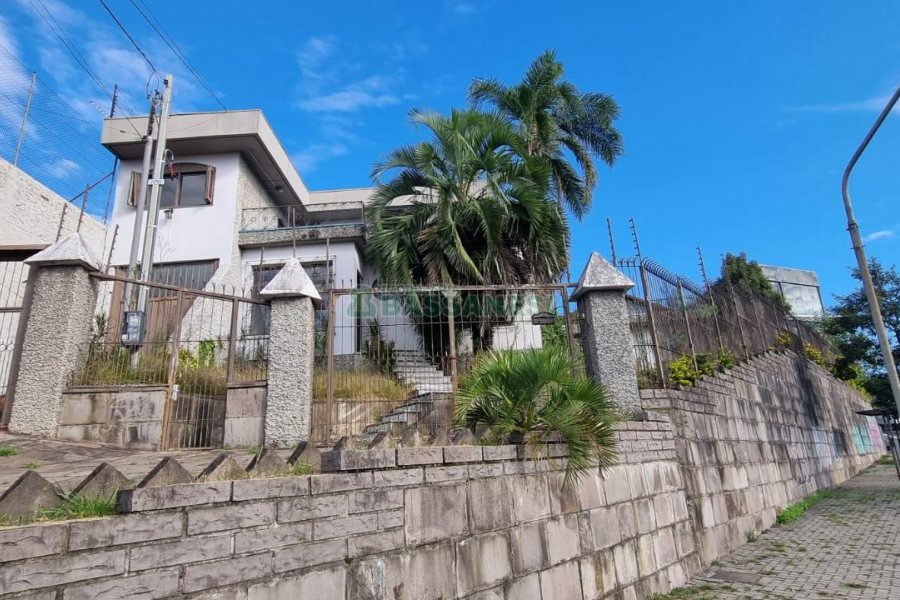 Casa com 287m², 5 dormitórios, 2 vagas, no bairro Kayser em Caxias do Sul para Comprar