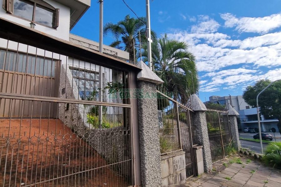 Casa com 287m², 5 dormitórios, 2 vagas, no bairro Kayser em Caxias do Sul para Comprar
