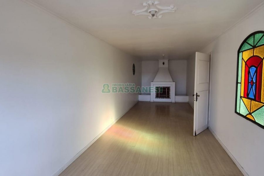 Casa com 287m², 5 dormitórios, 2 vagas, no bairro Kayser em Caxias do Sul para Comprar
