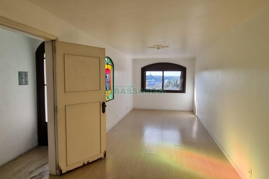 Casa com 287m², 5 dormitórios, 2 vagas, no bairro Kayser em Caxias do Sul para Comprar