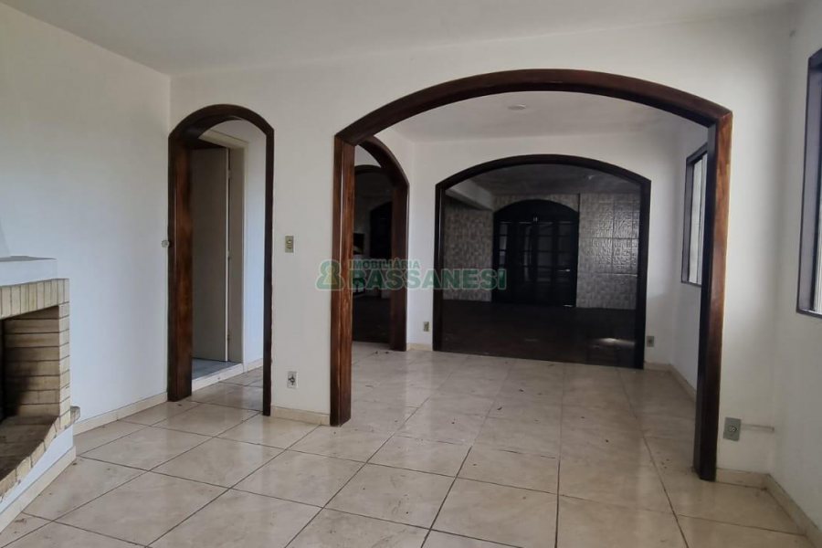 Casa com 287m², 5 dormitórios, 2 vagas, no bairro Kayser em Caxias do Sul para Comprar