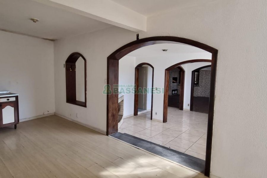Casa com 287m², 5 dormitórios, 2 vagas, no bairro Kayser em Caxias do Sul para Comprar