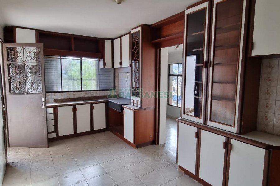 Casa com 287m², 5 dormitórios, 2 vagas, no bairro Kayser em Caxias do Sul para Comprar