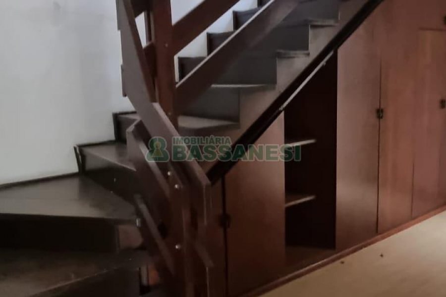 Casa com 287m², 5 dormitórios, 2 vagas, no bairro Kayser em Caxias do Sul para Comprar