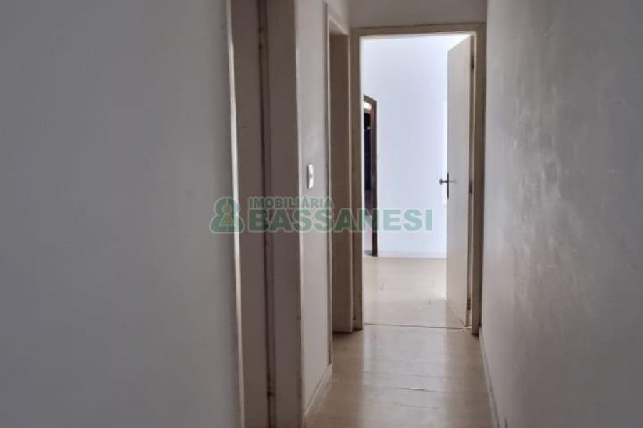 Casa com 287m², 5 dormitórios, 2 vagas, no bairro Kayser em Caxias do Sul para Comprar