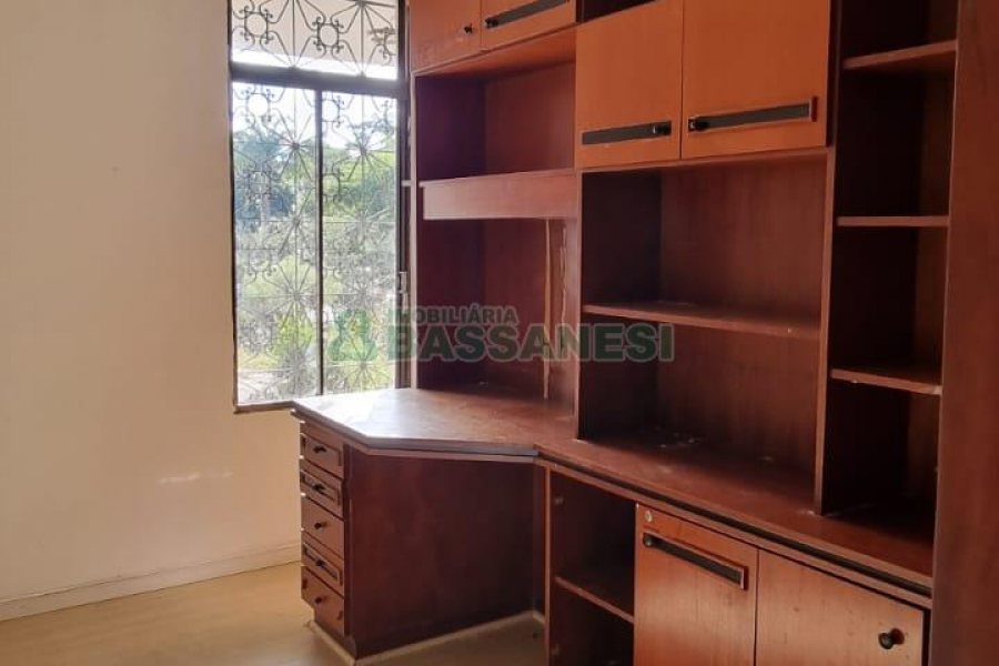 Casa com 287m², 5 dormitórios, 2 vagas, no bairro Kayser em Caxias do Sul para Comprar