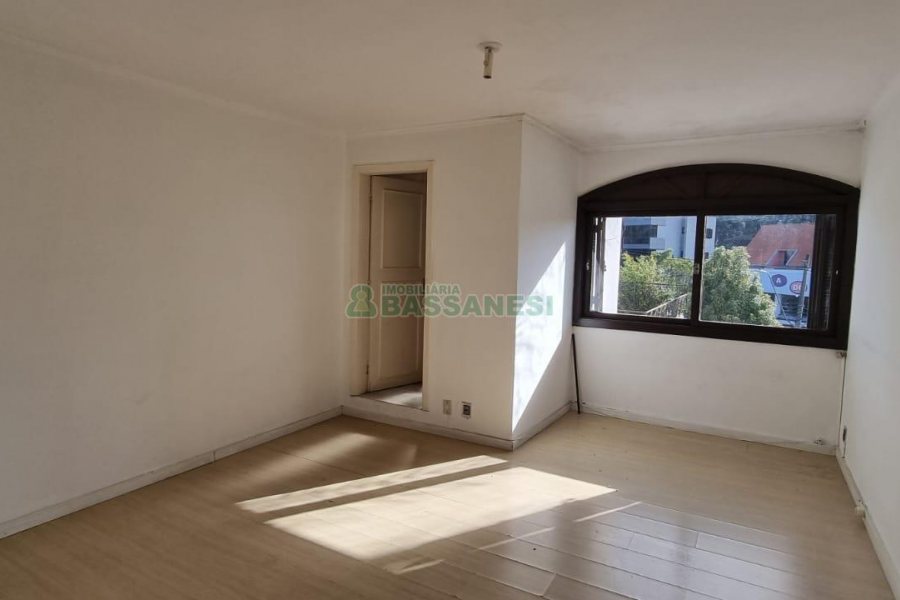 Casa com 287m², 5 dormitórios, 2 vagas, no bairro Kayser em Caxias do Sul para Comprar