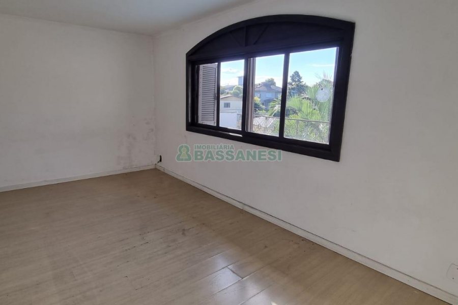 Casa com 287m², 5 dormitórios, 2 vagas, no bairro Kayser em Caxias do Sul para Comprar