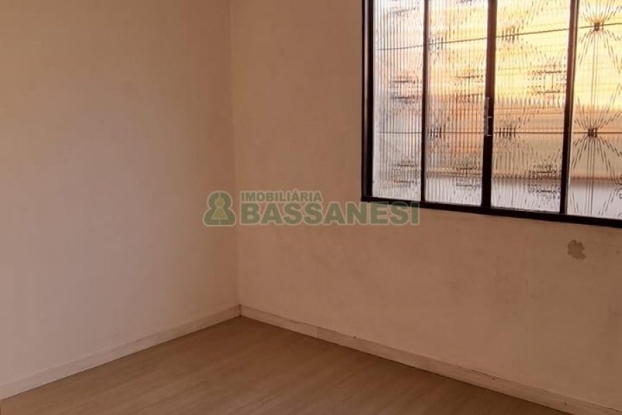 Casa com 287m², 5 dormitórios, 2 vagas, no bairro Kayser em Caxias do Sul para Comprar