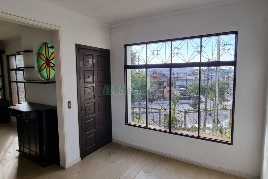 Casa com 287m², 5 dormitórios, 2 vagas, no bairro Kayser em Caxias do Sul para Comprar