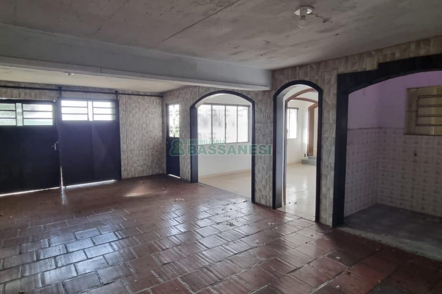 Casa com 287m², 5 dormitórios, 2 vagas, no bairro Kayser em Caxias do Sul para Comprar