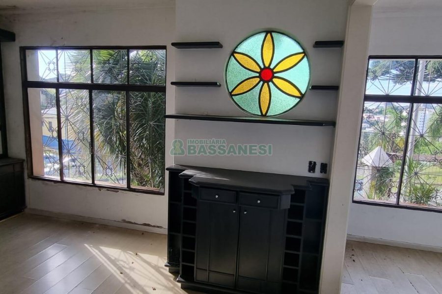 Casa com 287m², 5 dormitórios, 2 vagas, no bairro Kayser em Caxias do Sul para Comprar
