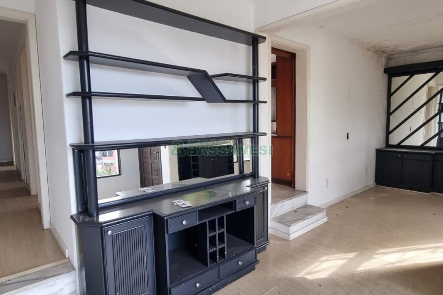 Casa com 287m², 5 dormitórios, 2 vagas, no bairro Kayser em Caxias do Sul para Comprar