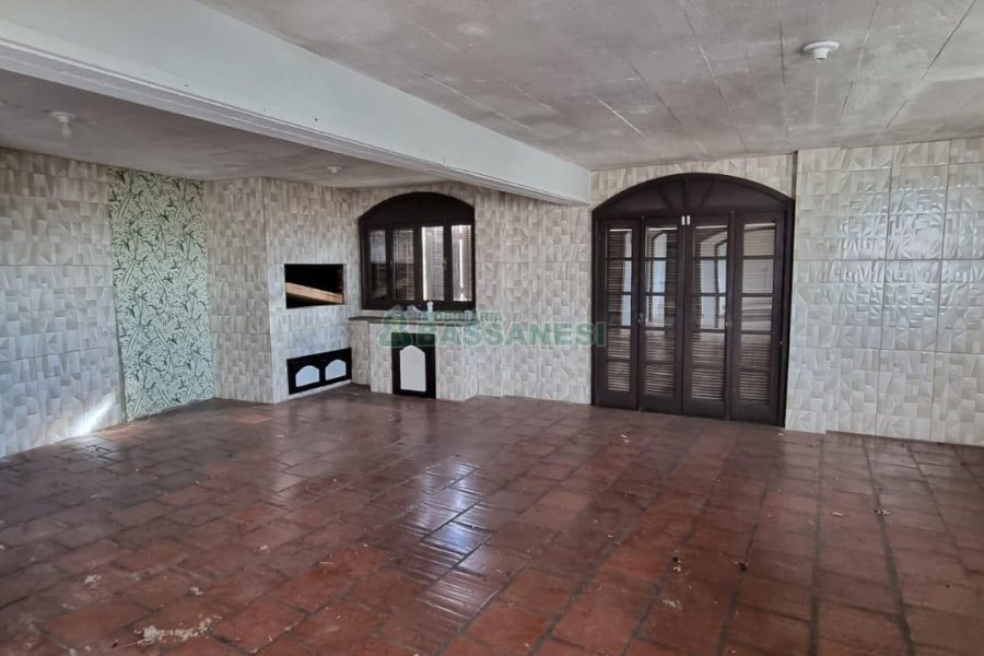 Casa com 287m², 5 dormitórios, 2 vagas, no bairro Kayser em Caxias do Sul para Comprar