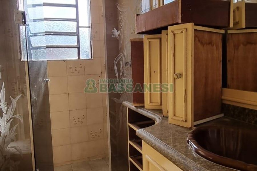 Casa com 287m², 5 dormitórios, 2 vagas, no bairro Kayser em Caxias do Sul para Comprar