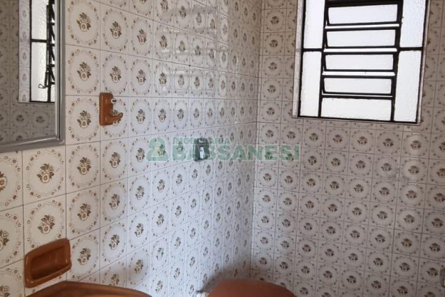 Casa com 287m², 5 dormitórios, 2 vagas, no bairro Kayser em Caxias do Sul para Comprar