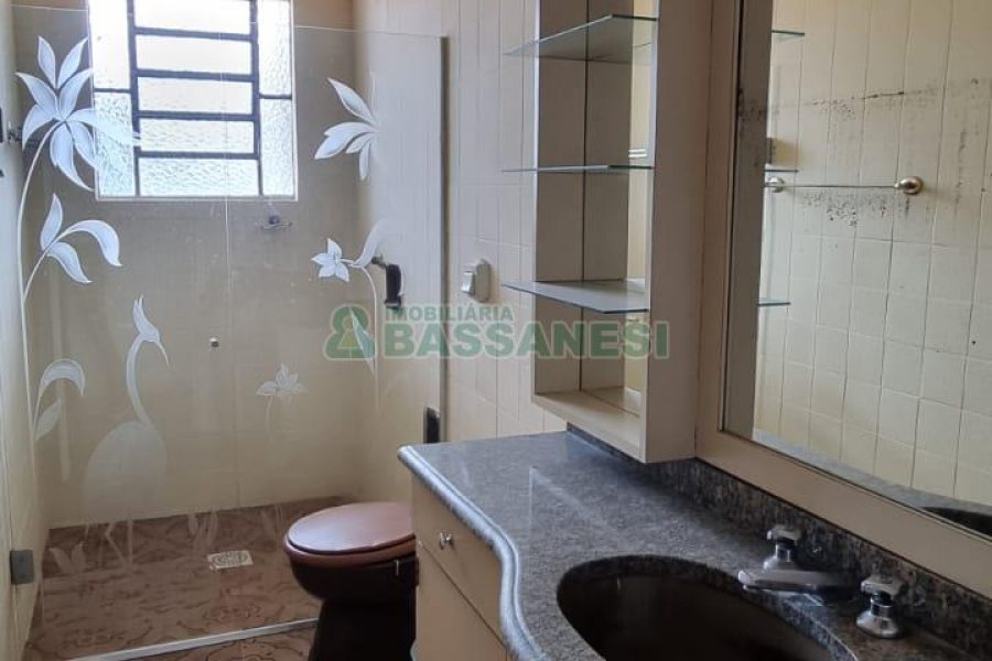 Casa com 287m², 5 dormitórios, 2 vagas, no bairro Kayser em Caxias do Sul para Comprar