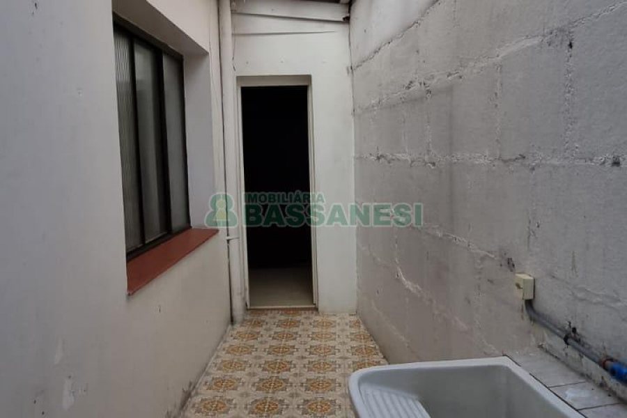 Casa com 287m², 5 dormitórios, 2 vagas, no bairro Kayser em Caxias do Sul para Comprar