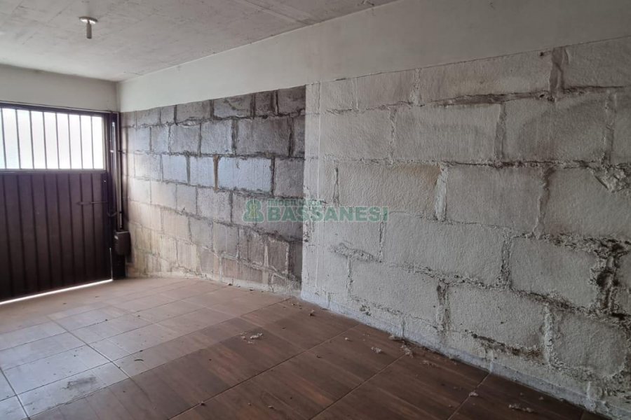 Casa com 287m², 5 dormitórios, 2 vagas, no bairro Kayser em Caxias do Sul para Comprar