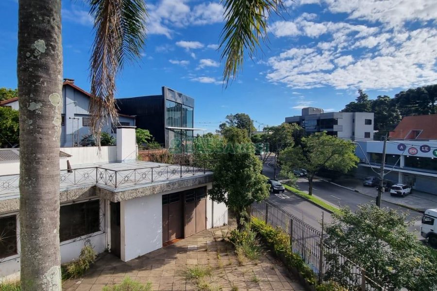 Casa com 287m², 5 dormitórios, 2 vagas, no bairro Kayser em Caxias do Sul para Comprar