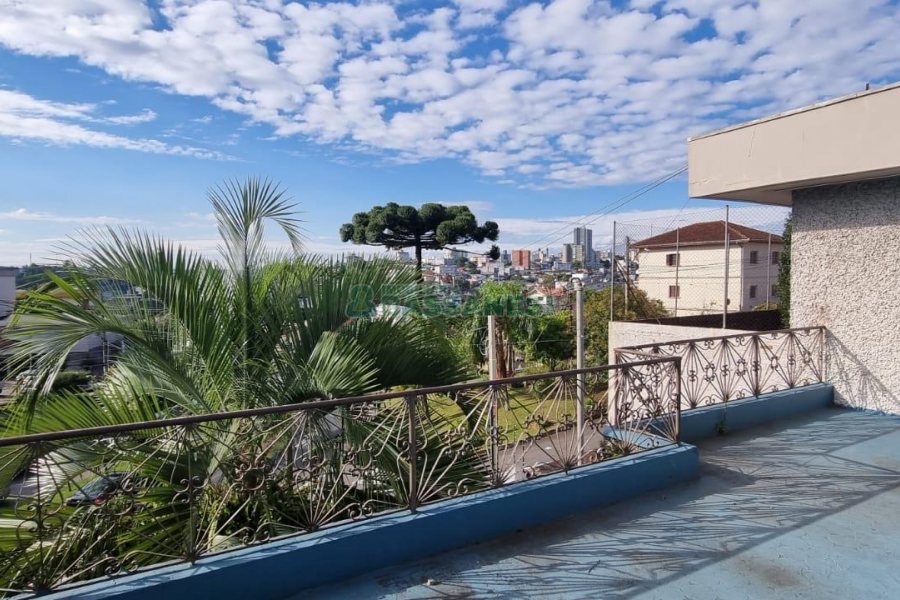 Casa com 287m², 5 dormitórios, 2 vagas, no bairro Kayser em Caxias do Sul para Comprar