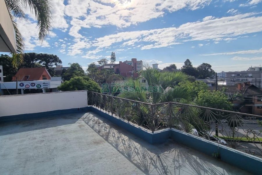 Casa com 287m², 5 dormitórios, 2 vagas, no bairro Kayser em Caxias do Sul para Comprar