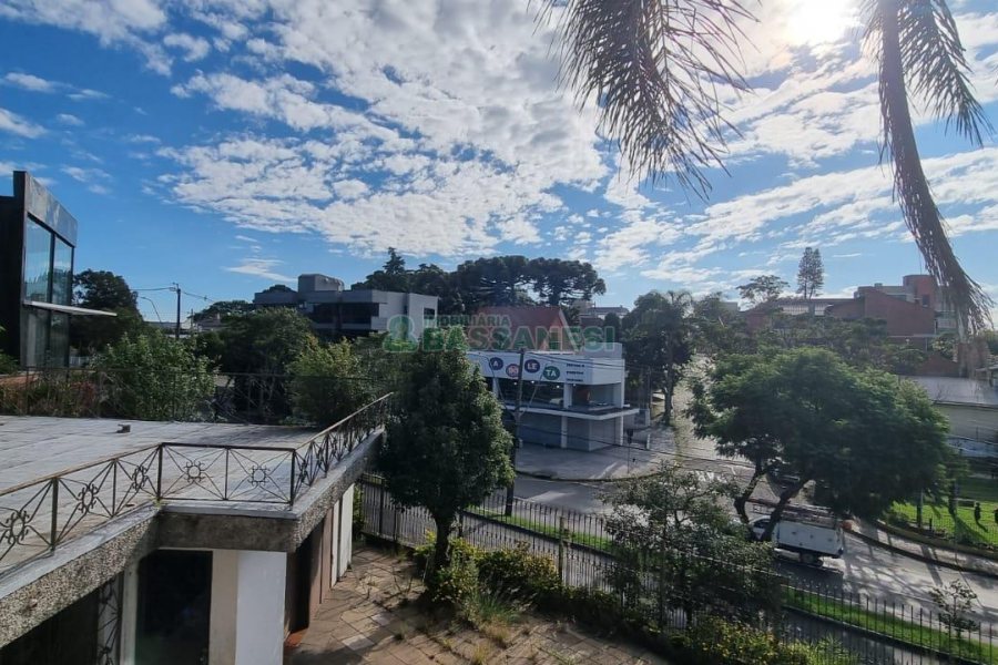 Casa com 287m², 5 dormitórios, 2 vagas, no bairro Kayser em Caxias do Sul para Comprar