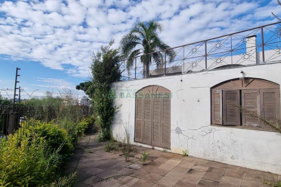 Casa com 287m², 5 dormitórios, 2 vagas, no bairro Kayser em Caxias do Sul para Comprar