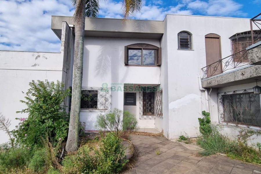 Casa com 287m², 5 dormitórios, 2 vagas, no bairro Kayser em Caxias do Sul para Comprar