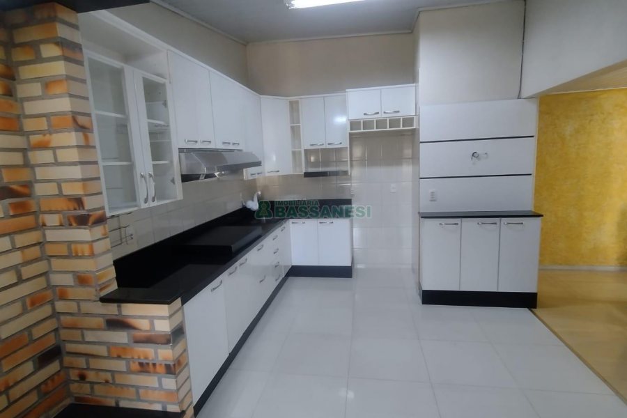 Casa com 268m², 3 dormitórios, 2 vagas, no bairro Esplanada em Caxias do Sul para Comprar
