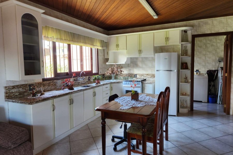 Casa com 264m², 3 dormitórios, 4 vagas, no bairro Bela Vista em Caxias do Sul para Comprar