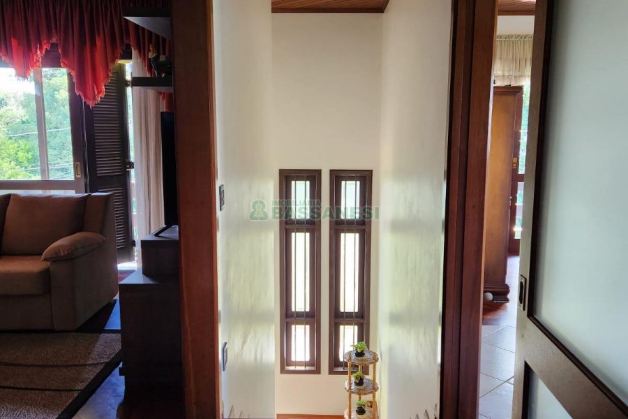 Casa com 264m², 3 dormitórios, 4 vagas, no bairro Bela Vista em Caxias do Sul para Comprar