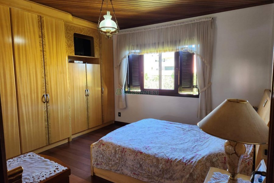 Casa com 264m², 3 dormitórios, 4 vagas, no bairro Bela Vista em Caxias do Sul para Comprar