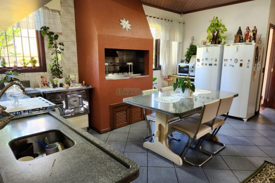 Casa com 264m², 3 dormitórios, 4 vagas, no bairro Bela Vista em Caxias do Sul para Comprar