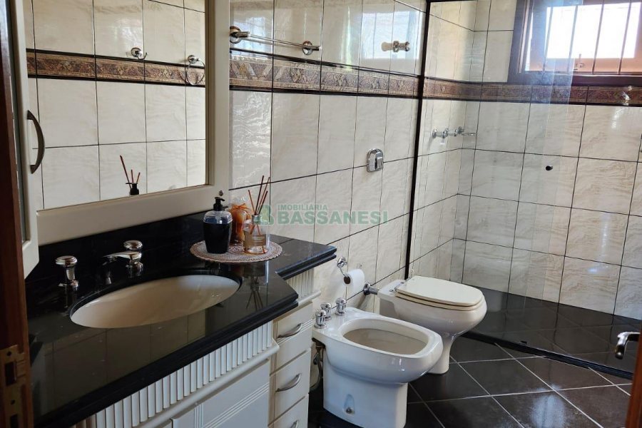 Casa com 264m², 3 dormitórios, 4 vagas, no bairro Bela Vista em Caxias do Sul para Comprar