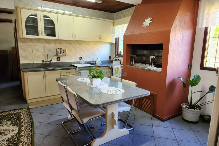 Casa com 264m², 3 dormitórios, 4 vagas, no bairro Bela Vista em Caxias do Sul para Comprar