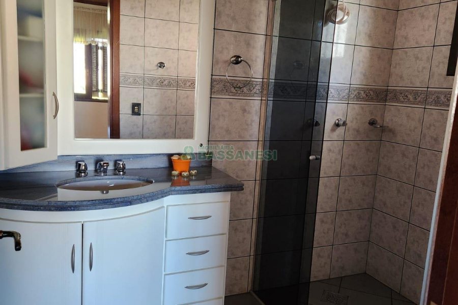 Casa com 264m², 3 dormitórios, 4 vagas, no bairro Bela Vista em Caxias do Sul para Comprar