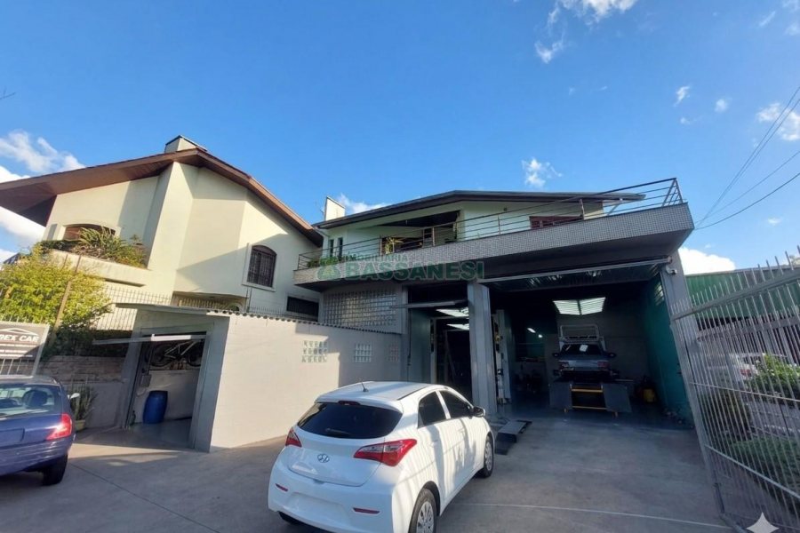Casa com 405m², 3 dormitórios, 2 vagas, no bairro Cinqüentenário em Caxias do Sul para Comprar