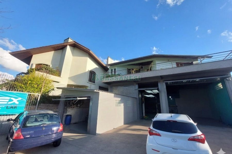 Casa com 405m², 3 dormitórios, 2 vagas, no bairro Cinqüentenário em Caxias do Sul para Comprar