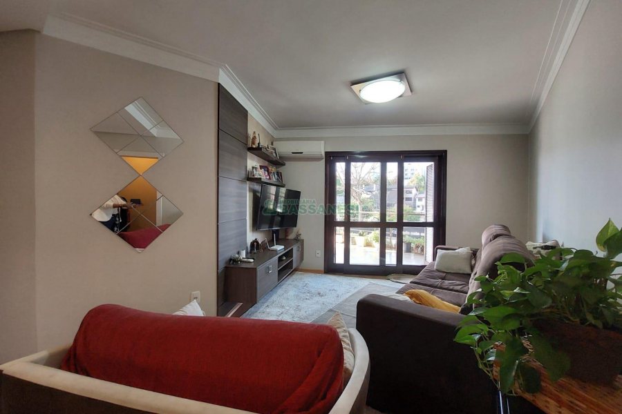 Casa com 405m², 3 dormitórios, 2 vagas, no bairro Cinqüentenário em Caxias do Sul para Comprar