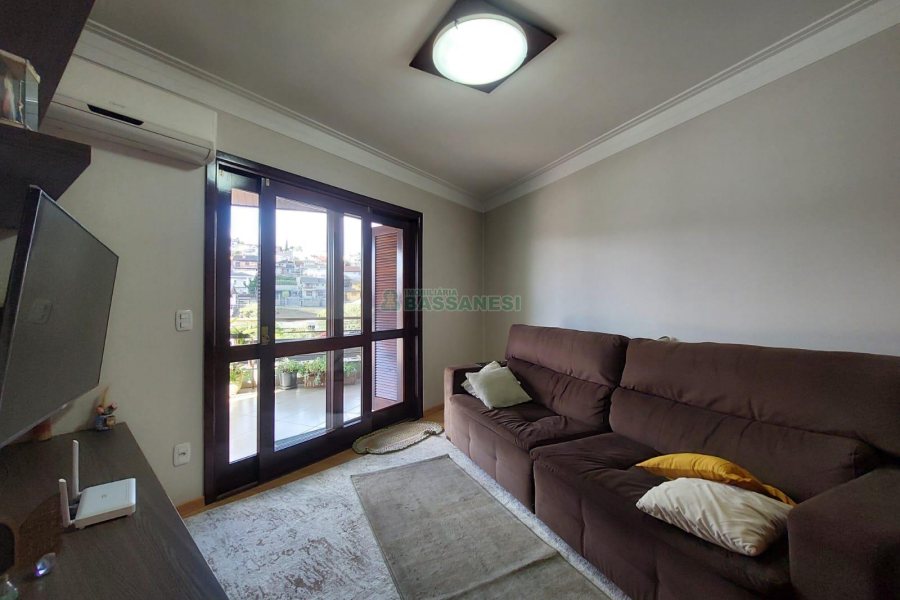 Casa com 405m², 3 dormitórios, 2 vagas, no bairro Cinqüentenário em Caxias do Sul para Comprar