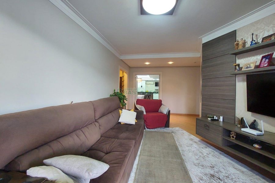 Casa com 405m², 3 dormitórios, 2 vagas, no bairro Cinqüentenário em Caxias do Sul para Comprar