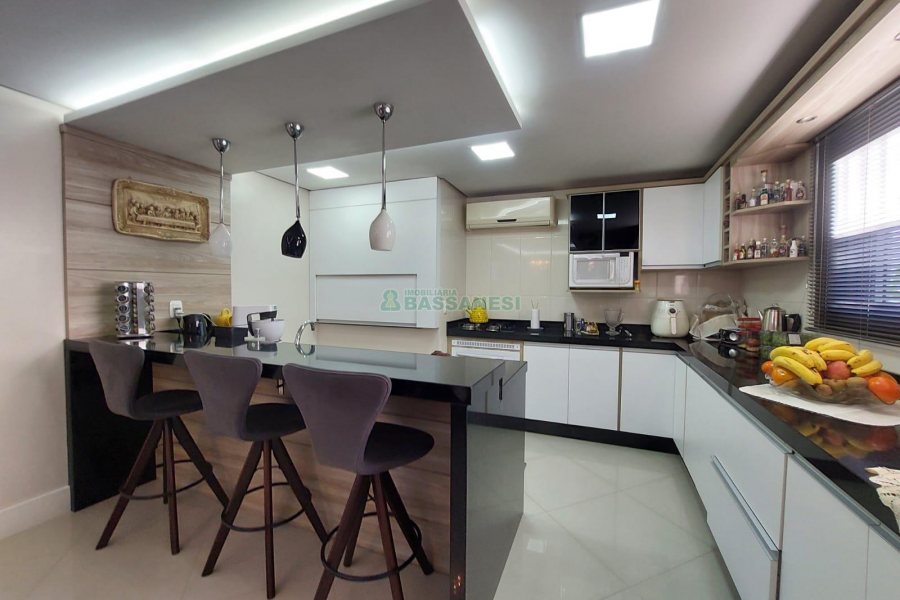 Casa com 405m², 3 dormitórios, 2 vagas, no bairro Cinqüentenário em Caxias do Sul para Comprar